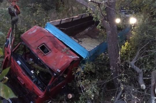 На Вінниччині вантажівка "знесла" частину залізобетонного мосту та з'їхала у річку