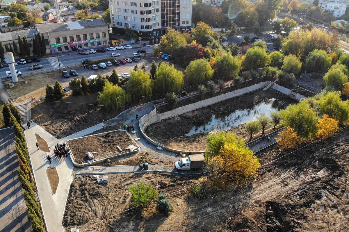 У Вінниці на вулиці Максимовича біля озера завершується капітальний ремонт зони відпочинку