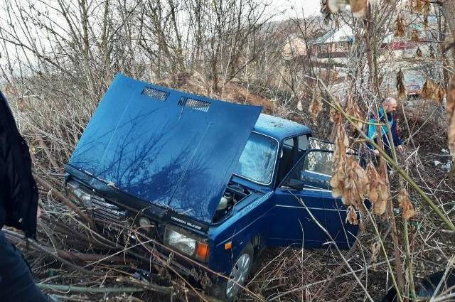 В Могилів-Подільському "сімка" з'їхала в кювет: постраждалих визволяли рятувальники