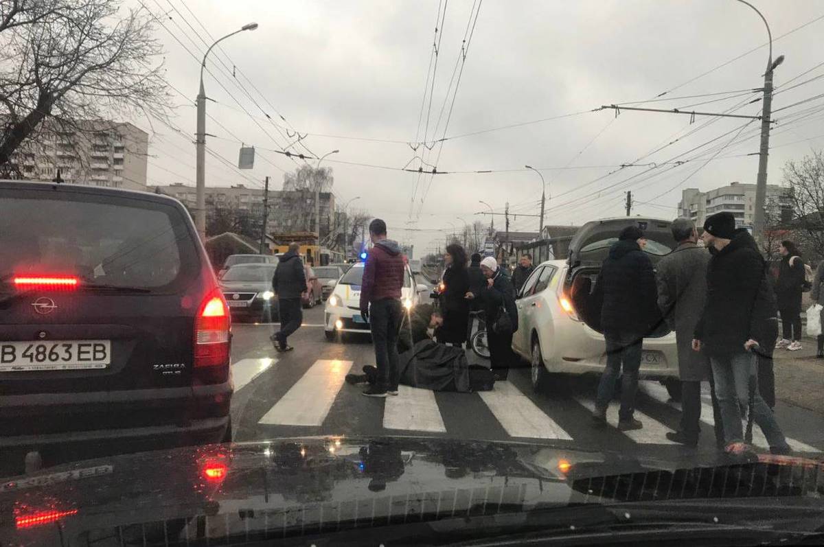 На Вишеньці на пішохідному переході велосипедист потрапив під колеса таксі: в мережі з’явилось відео ДТП