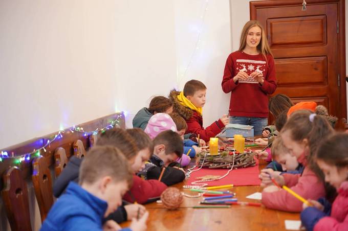 У монастирських підземеллях Храму Діви Марії Ангельської відбувся майстер-клас по виготовленню різдвяних листівок