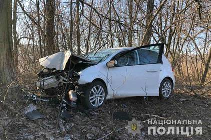 На Вінниччині автомобіль врізався у дерево: загинув водій 