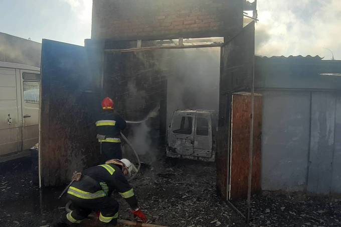 У Вінниці під час пожежі  в гаражі вогонь знищив два автомобіля