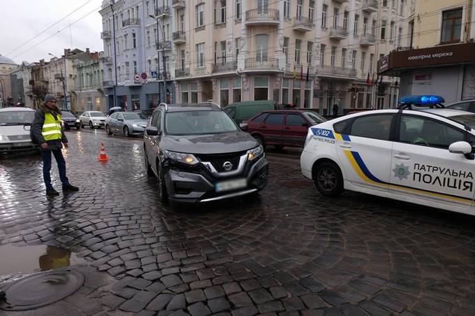 У центрі Вінниці  «Nissan» в’їхав в тролейбус