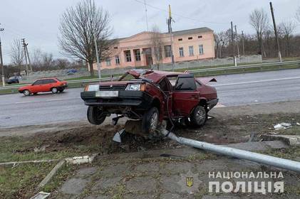 У Вінницькому районі "ВАЗ" в'їхав в електроопору. Троє людей у лікарні