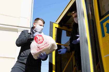 1000 продуктових наборів для тих, хто з дому ні ногою