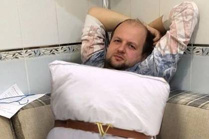 До популярного "карантинного тренду" #pillowchallenge долучився Віктор Бронюк