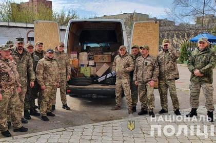 Вінницькі правоохоронці передали своїм колегам на Схід Великодні смаколики