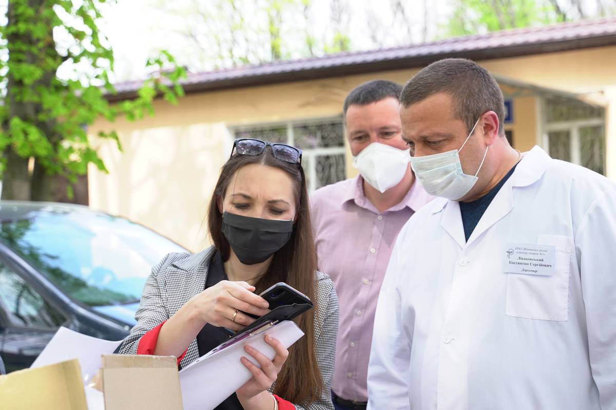 За 50 днів представники спецфонду «СтопВірус» передали допомогу до усіх медичних закладів міста та області