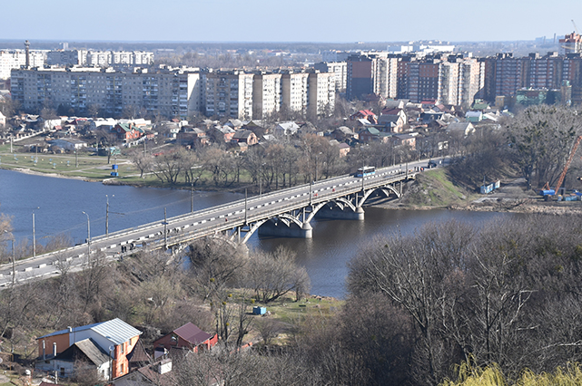 У суботу, 14 липня, буде перекрито рух транспорту через Київський міст