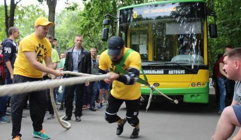 Вінничанин спробує встановити рекорд України, перетягнувши 2 муніципальних автобуси