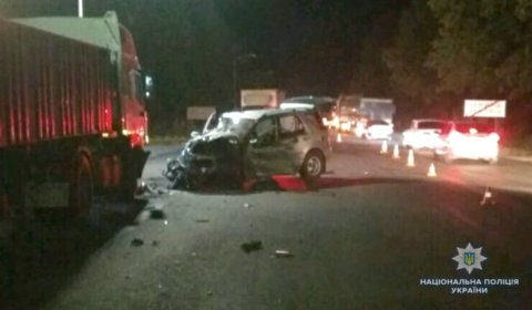 На в'їзді у Немирів позашляховик зіткнувся з двома вантажівками