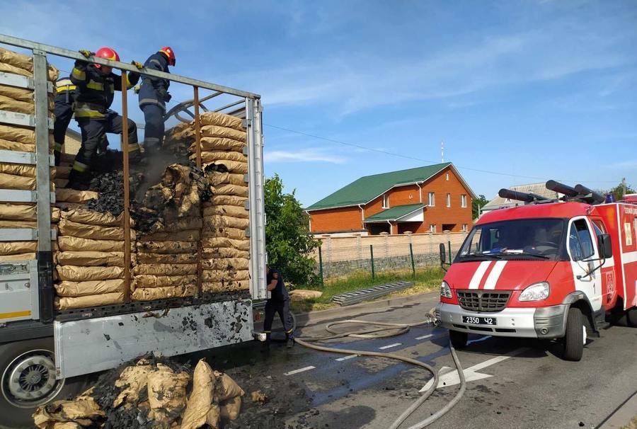 Неподалік Вінниці загорівся причіп вантажівки, в якій перевозили вугілля