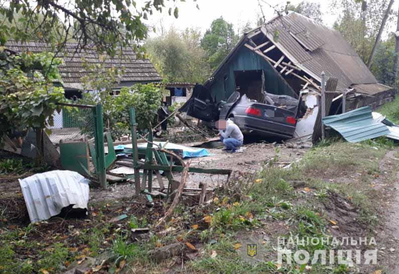 В Жмеринському районі водій BMW протаранив господарську будівлю. Є загиблі