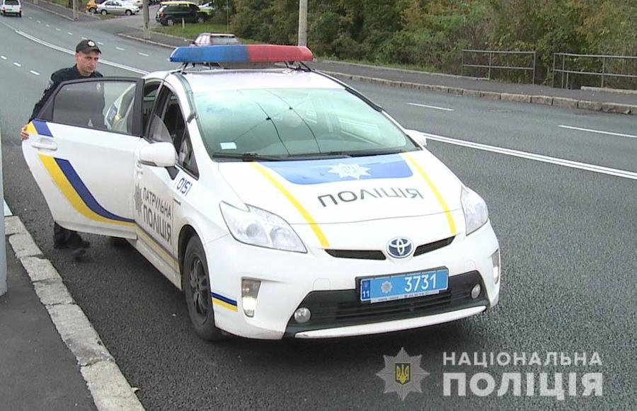 У Вінниці патрульні поліцейські врятували чоловіка, який намагався стрибнути з мосту 