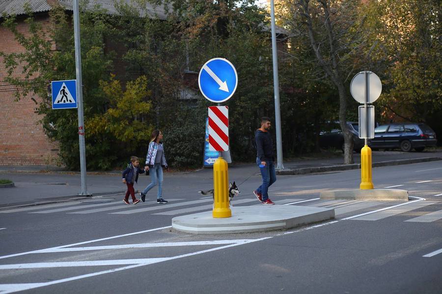 На пішохідних переходах по вулиці Магістратській обладнали два острівці безпеки