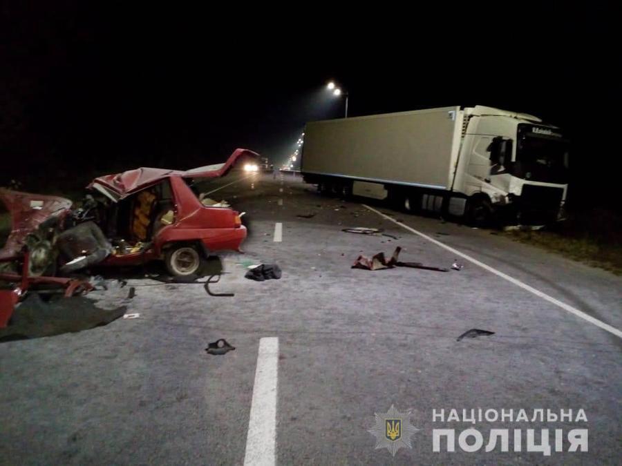 Неподалік Вінниці вночі легковик зіткнувся з вантажівкою. Одна людина загинула