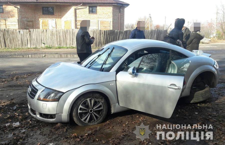 На Вінниччині затримали злочинців, які побили чоловіка та викрали його авто. Серед затриманих 17-річна дівчина