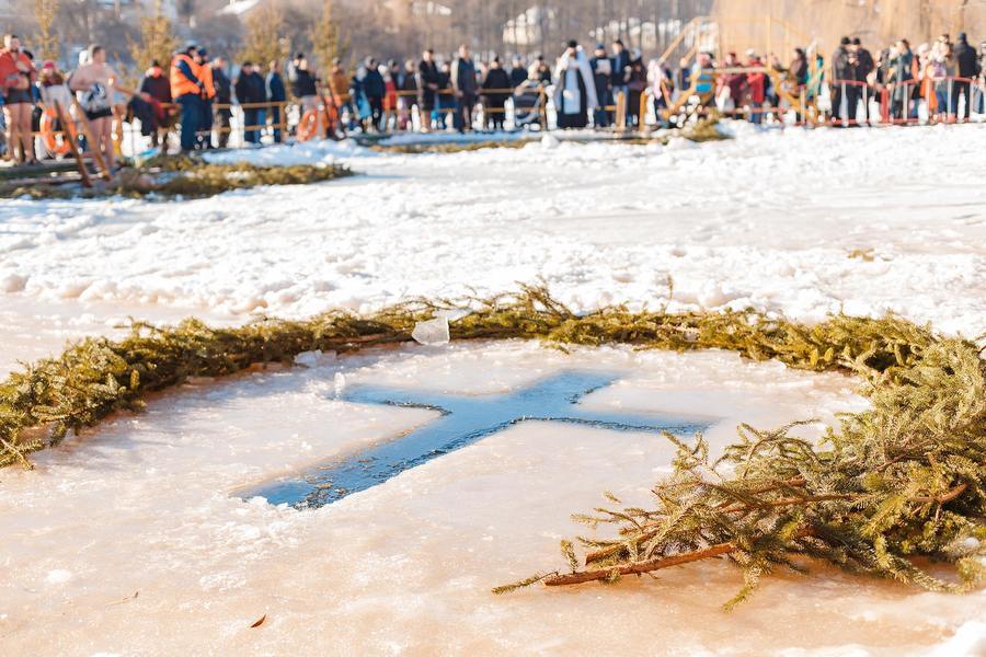 Як вінничани відзначали Водохреща на Вишенському озері під виступи вінницьких колективів, з гарним настроєм, в колі друзів та рідних