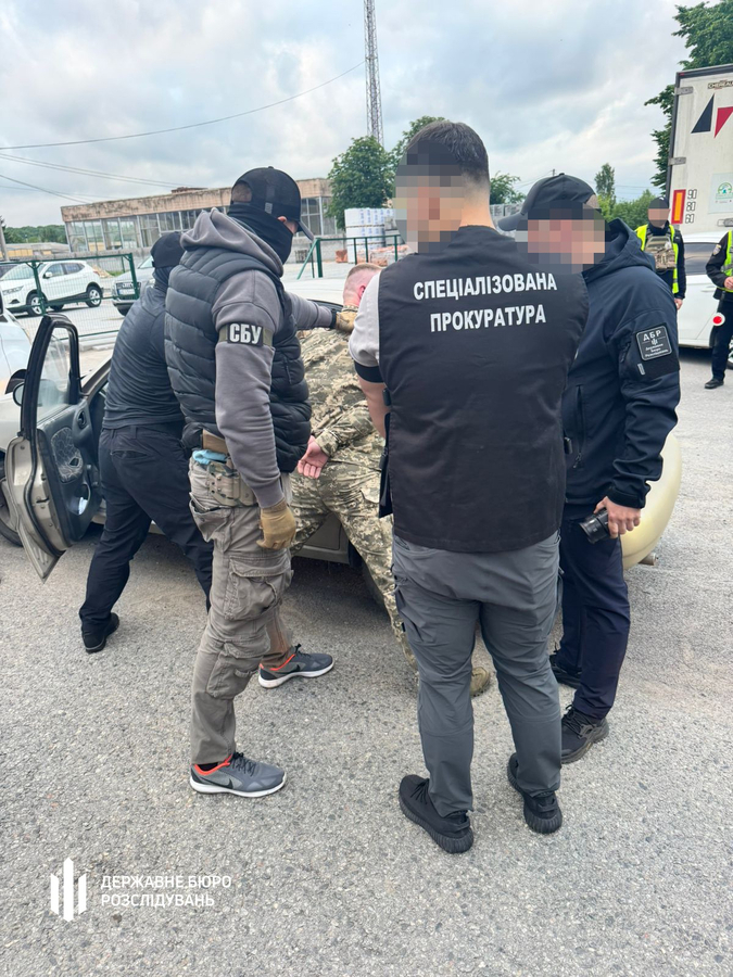 Правоохорця з Вінниччини затримали за спробу вивезти ухилянта