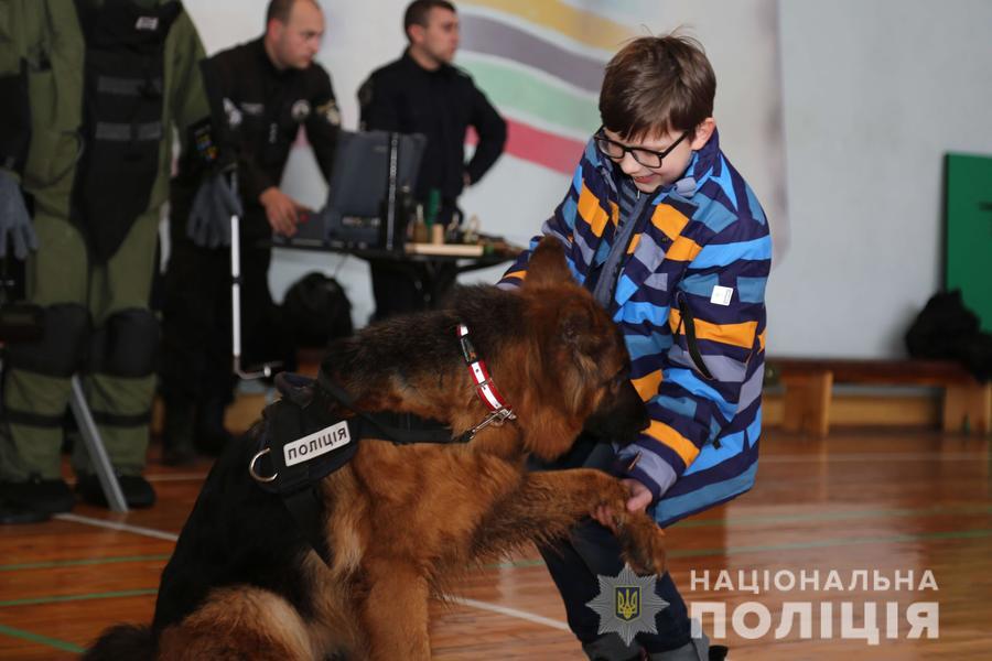 Для 10-річного Дмитрика, якого тиждень тому шукали усі вінницькі поліцейські, правоохоронці влаштували екскурсію