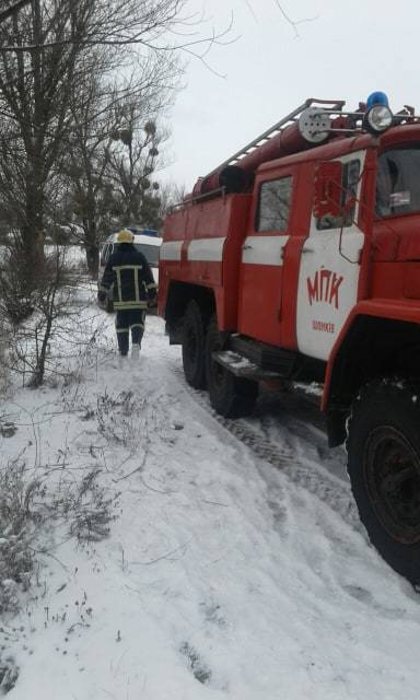 На Вінниччині рятувальники дістали з крижаної води чоловіка, який провалився під лід