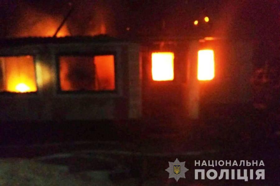 На Вінниччині чоловік облив бензином та підпалив будинок колишньої співмешканки