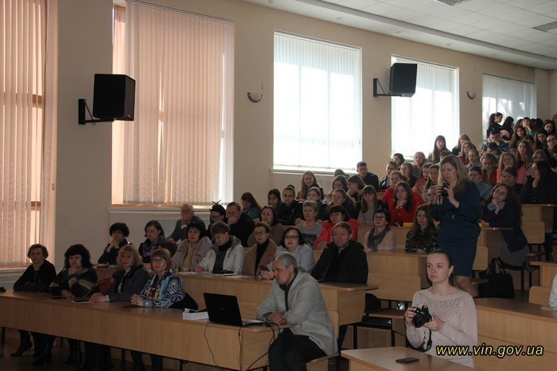 Вінницьким бібліотекам та вишам передали понад 60 найменувань книг з історії Голодомору в Україні 