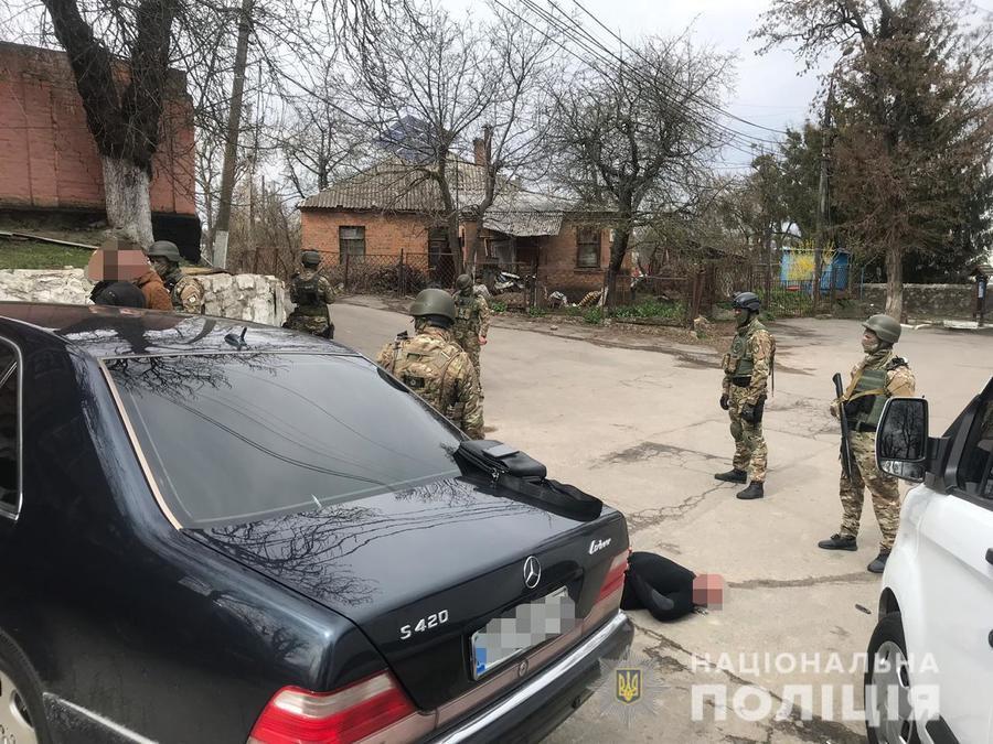 Поліцейські затримали у Вінниці злочинну групу, яка вимагала кошти в іноземця 