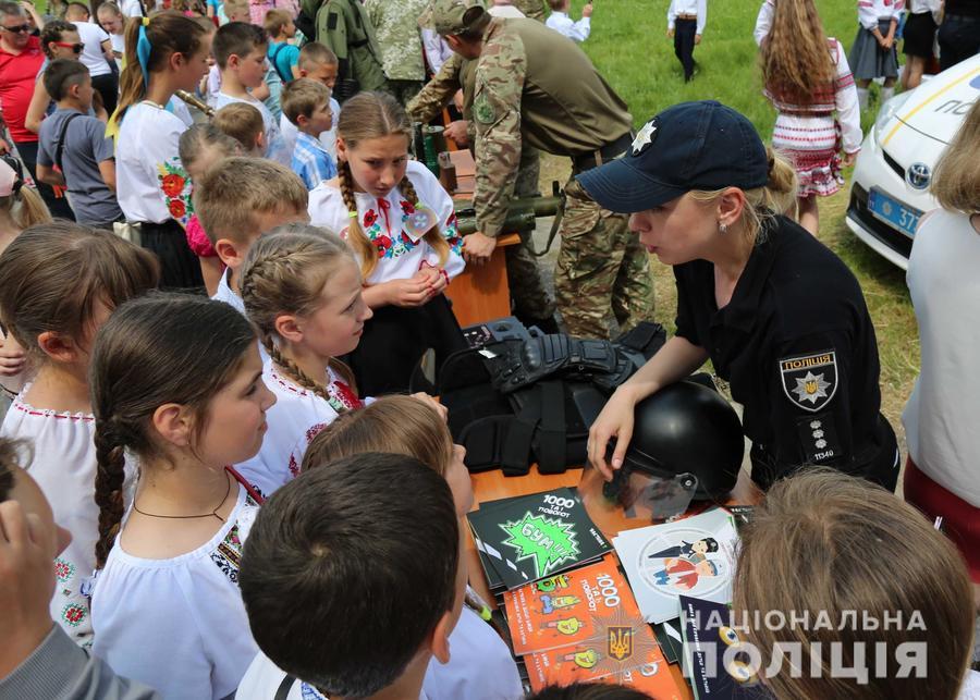 З розважального флешмобу «За_check_in_ся з копом!» розпочався літій відпочинок тиврівських дітей 