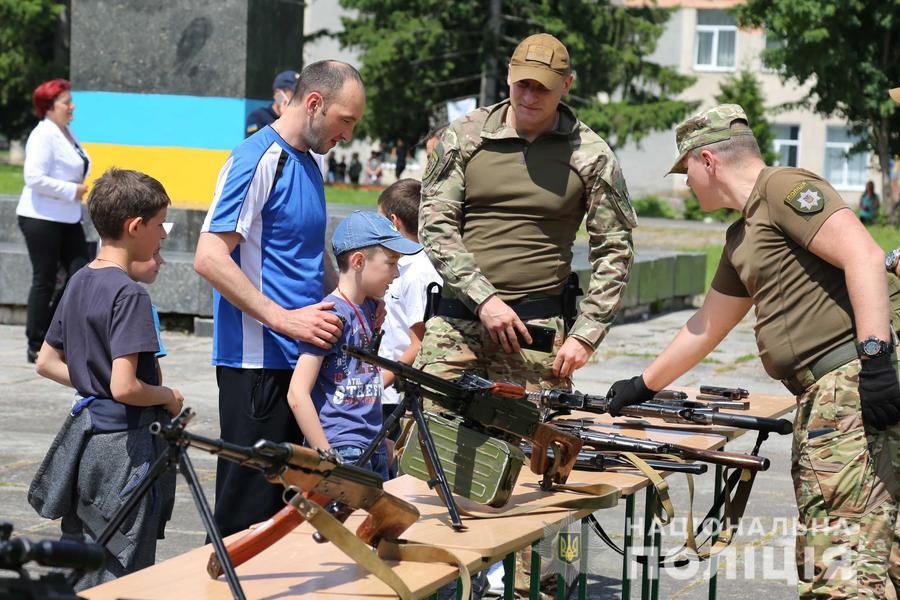 З розважального флешмобу «За_check_in_ся з копом!» розпочався літій відпочинок тиврівських дітей 