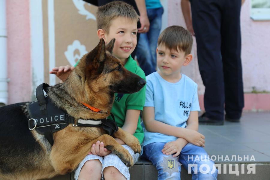 З розважального флешмобу «За_check_in_ся з копом!» розпочався літій відпочинок тиврівських дітей