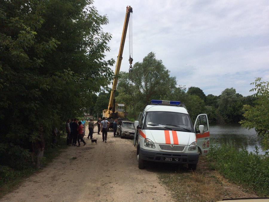 На Вінниччині внаслідок ДТП авто з'їхало в ставок