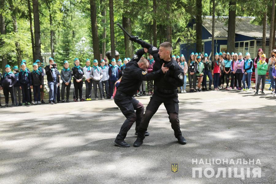 Поліцейські влаштували  урок безпеки для діток, які відпочивають в таборі Рябчинської