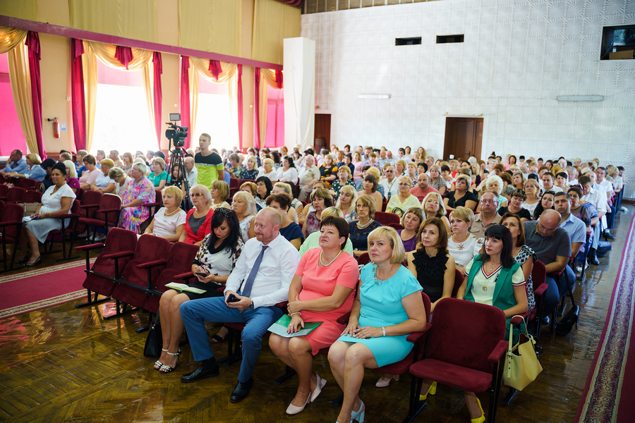 На серпневій конференції педагоги міста підбили підсумки минулого навчального року та визначили завдання на новий