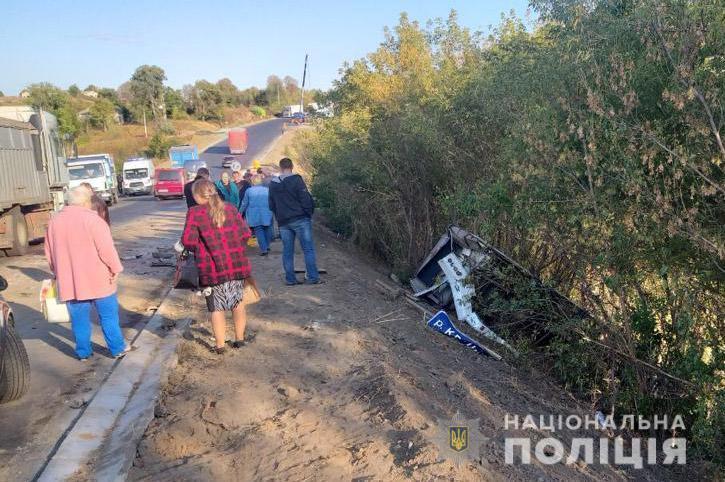 Неподалік Немирова після зіткнення з вантажівкою в кювет "злетіло" чотири авто