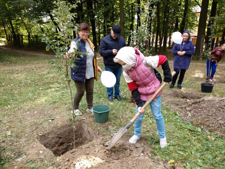 Яблуні, як символ нового життя, що стало можливим завдяки людській жертовності, висадили у Вінниці