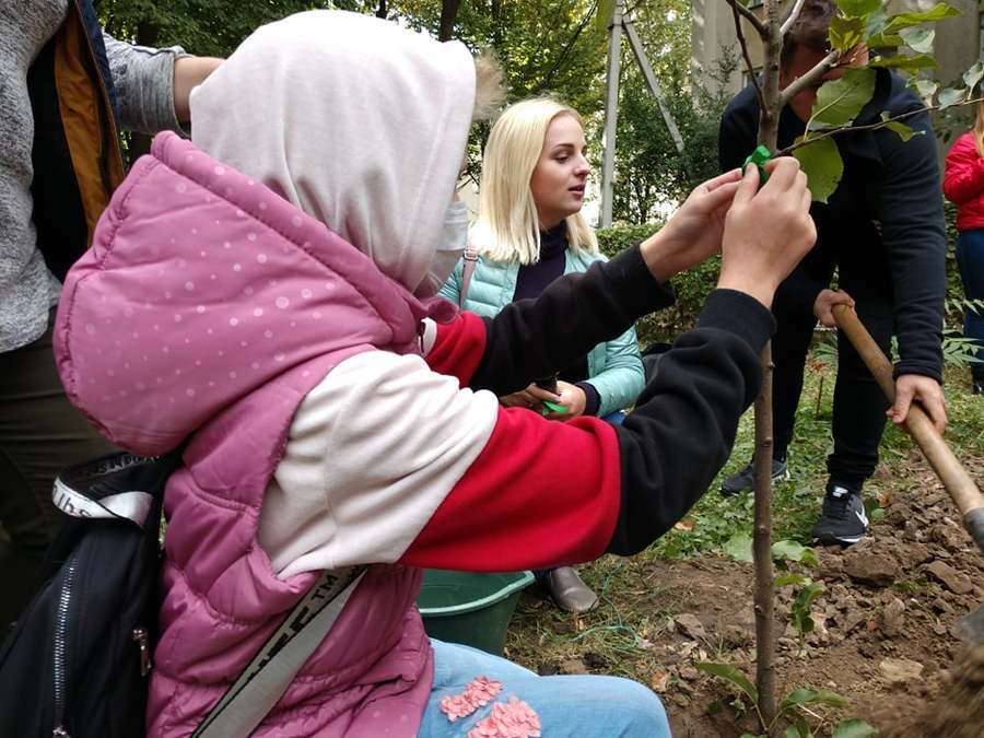 Яблуні, як символ нового життя, що стало можливим завдяки людській жертовності, висадили у Вінниці