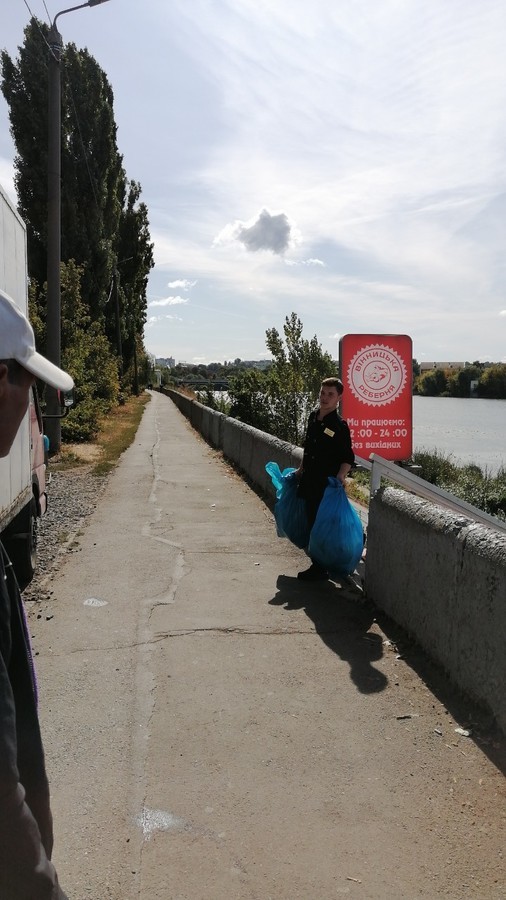 Зібрати, посортувати, знешкодити: вінничанин влаштував «полювання» на небезпечне сміття