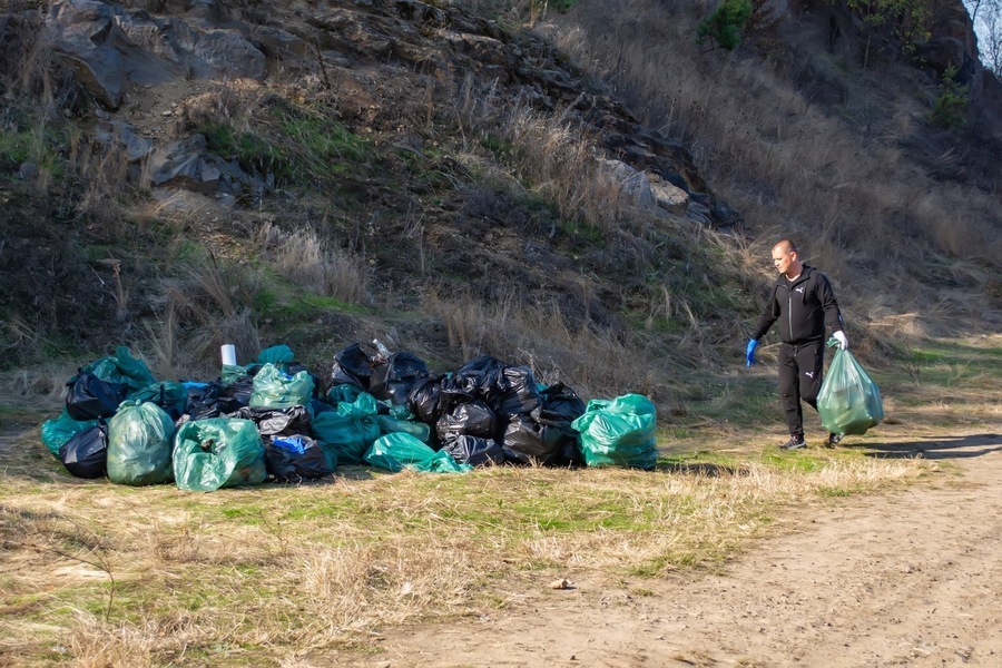 "Вінницькі вовки" разом з небайдужими вінничанами зібрали більше тонни сміття