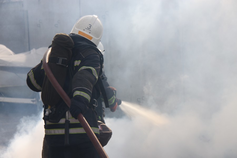 У Вінниці бійці ДСНС провели спецнавчання із порятунку людей на "палаючому" поштовому терміналі 