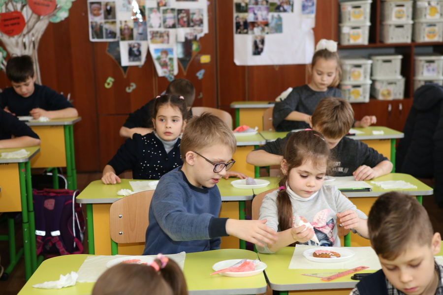 Маленькі вінничани малювали солодкий символ прийдешнього року 