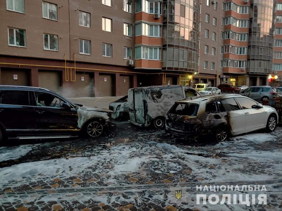 Зранку на вул. Київській горіли 4 автомобіля, поліція розслідує підпал