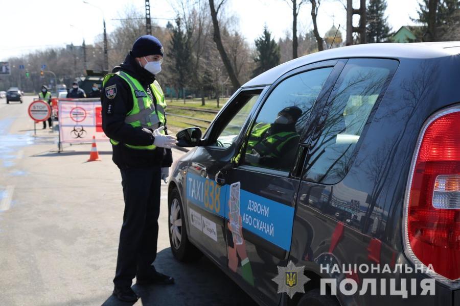 Поліцейські несуть службу на контрольно-пропускних та карантинних постах області 