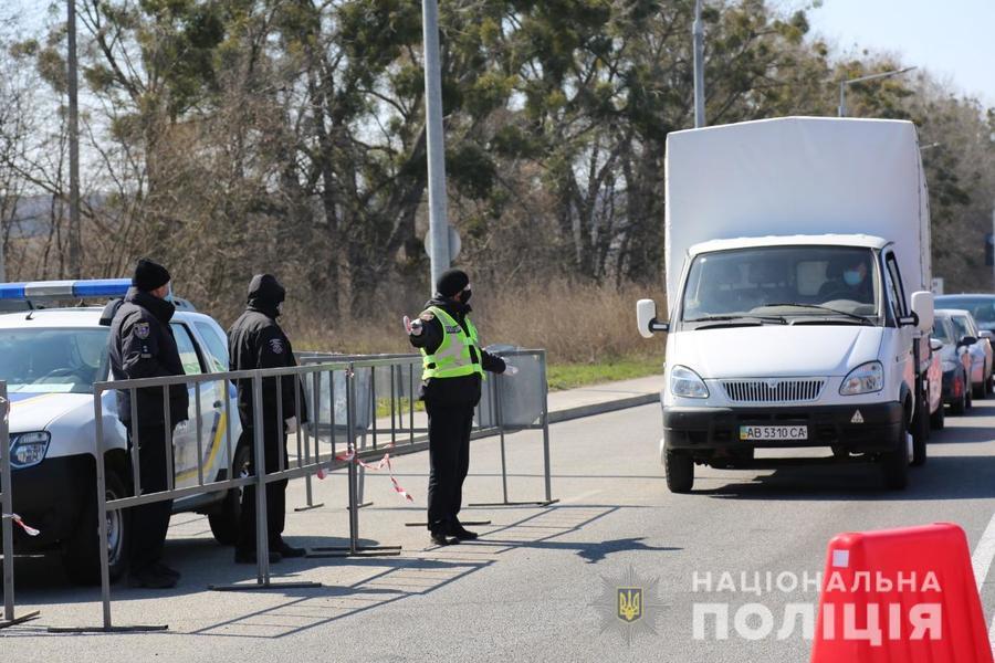 Поліцейські несуть службу на контрольно-пропускних та карантинних постах області 