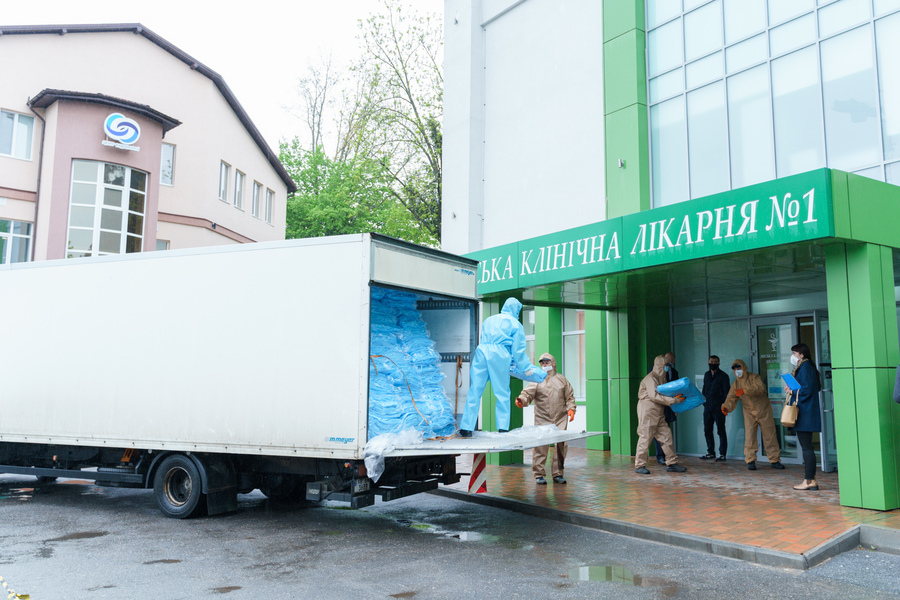 Вінницьким медикам передали 16 000 захисних комбінезонів, пошитих на місцевій фабриці