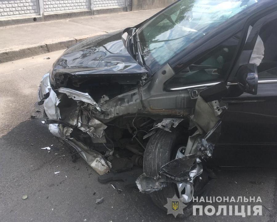 На Старому місті зіштовхнулись два автомобіля. Є постраждалі