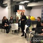 8 березня - не про тюльпани: жінки поліції провели для молоді інтерактивний захід 