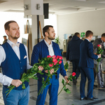 Жінок, які прийшли в міську раду напередодні свята, працівники мерії вітали трояндами