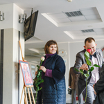 Жінок, які прийшли в міську раду напередодні свята, працівники мерії вітали трояндами